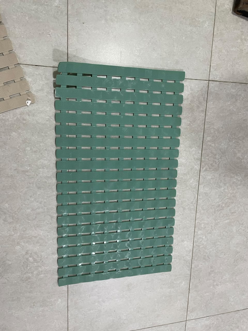 Shower Mat Non Slip Bath Mat With Suction for Tub and Shower Floor Mat, Machine Washable Bathtub Mat and Drain Holes, Soft Bathroom Accessories